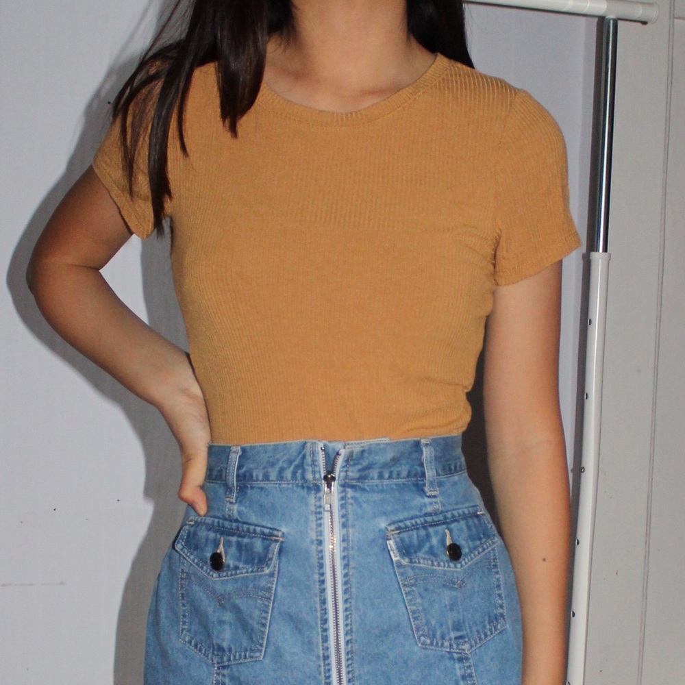 RIBBED MUSTARD T SHIRT